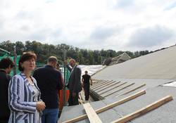 Schulleiterin Steffi Wenzel auf dem Dach der Schule