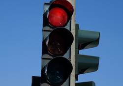 Rote Ampel vor blauem Himmel