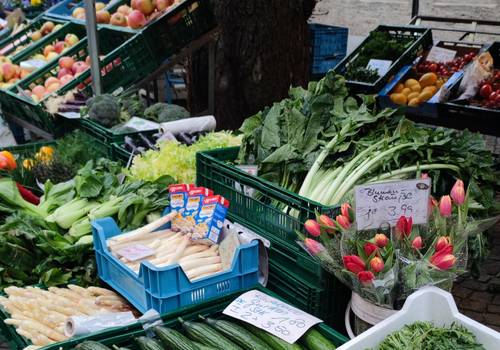 Spargel, Gemüse und Blumen am Grünmarktstand