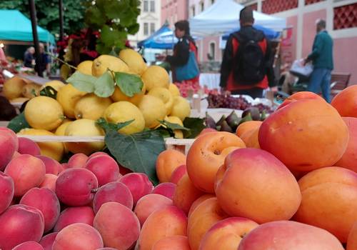 Aprikosen am Marktstand