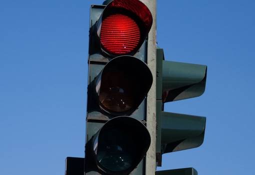 Rote Ampel vor blauem Himmel