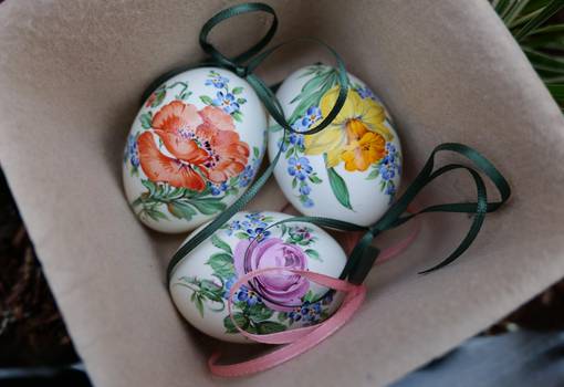 Mit Blüten bemalte Ostereier
