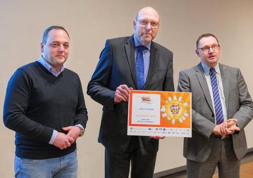 Jan Hasek, Oberbürgermeister Olaf Raschke und Thomas Ott bei der Preisübergabe im Rahmen der Stadtratssitzung am 01.02.2023.