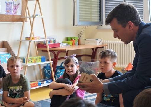 Bürgermeister Markus Renner bei einer Lesung für Grundschulkinder