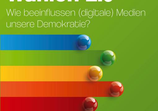 Grüner Hintergrund mit Text "Wahlen 2.0 Wie beeinflussen (digitale) Medien unsere Demokratie?" und bunten Farbverlaufsstreifen mit Kugeln