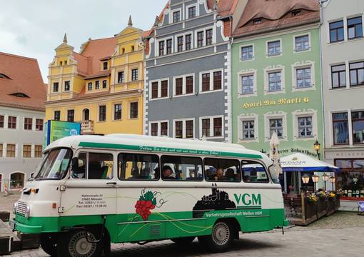 Oldtimerbus der Verkehrsgesellschaft VGM auf dem Markt in Meißen