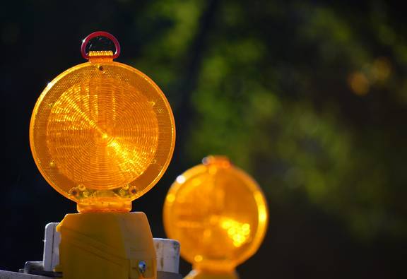 Reflektoren an einer Absperrung für Straßenbauarbeiten