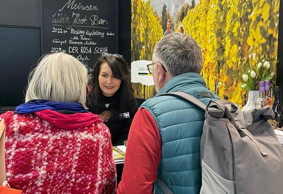 Christina Czach, Leiterin der Meißner Tourist-Information im Gespräch mit Gästen