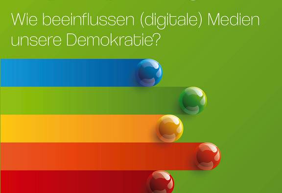 Grüner Hintergrund mit Text "Wahlen 2.0 Wie beeinflussen (digitale) Medien unsere Demokratie?" und bunten Farbverlaufsstreifen mit Kugeln