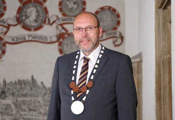 Oberbürgermeister Olaf Raschke mit Amtskette